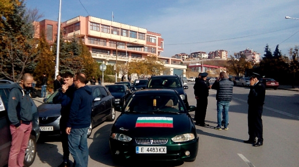 Южна България въстана, недоволни хора се отправят към границата