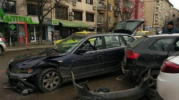 Кола блъсна три други на бул. „Патриарх Евтимий” в столицата