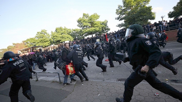 Боевете в Хамбург продължават, полицията иска подкрепление