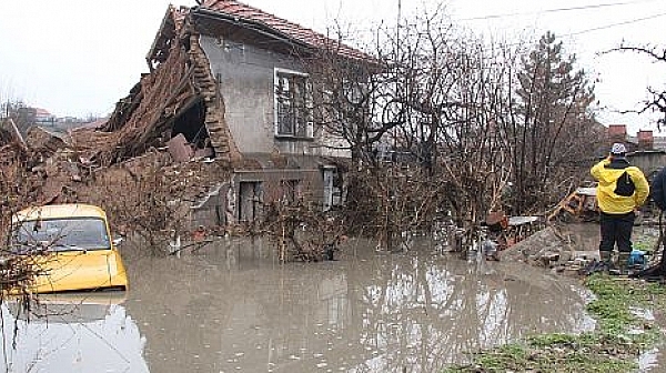 Опасността от наводнение в Сърнево остава