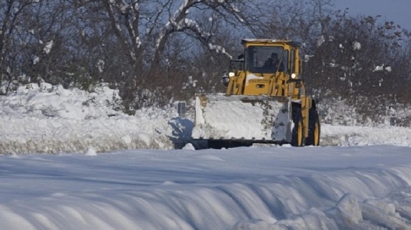 Снегорин се обърна, пътят Кюстендил-Дупница е затворен
