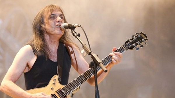 Почина китаристът и основател на AC/DC Малълм Йънг