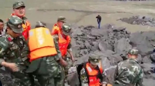 Най-малко 15 души са загинали от свлачището в Китай