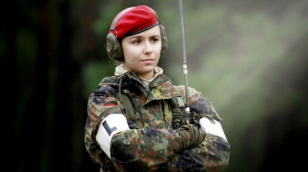 В Германия пускат военни униформи за бременни