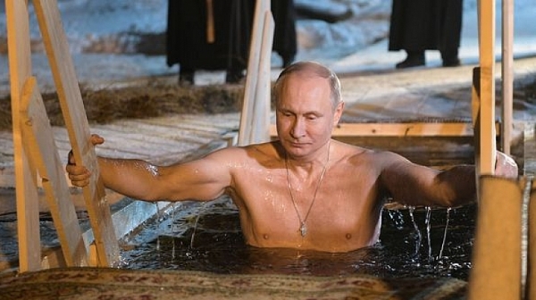 Путин се потопи в ледена вода за Богоявление