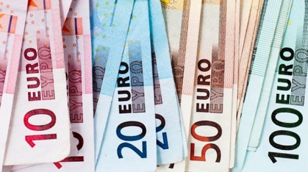 Намаляват банковите такси за преводи в евро