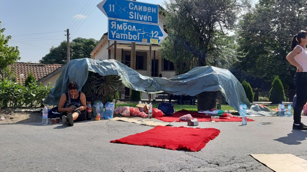 Над 20 часа продължава блокадата на пътя Ямбол-Сливен заради африканската чума