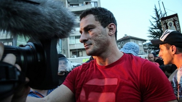 Перата нападна оператор на bTV на протеста в Асеновград, арестуван е
