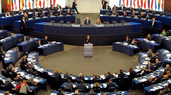 Европарламентът остава в Страсбург
