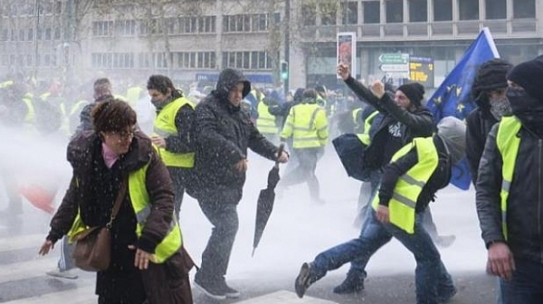 Пуснаха сълзотворен газ срещу ”жълтите жилетки” в Париж