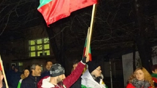 Напрежение на протеста във Войводиново, роми бягат от селото