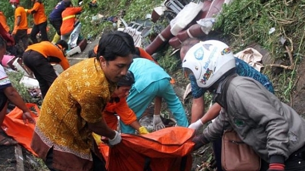 Над 27 души са загинали при катастрофа на индонезийския остров Джава