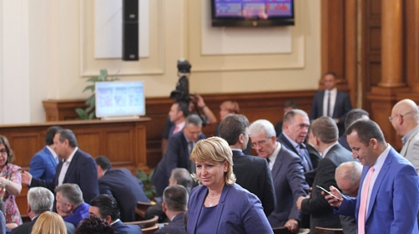 ДПС се изниза от гласуването на оставката на Жаблянов