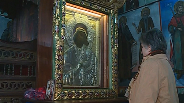 Хиляди болни и нуждаещи се се молят на Чудотворната Св.Богородица в Бачково