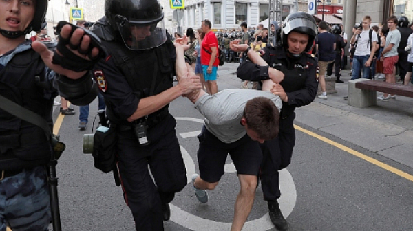 Над 1000 задържани при протестите в Москва