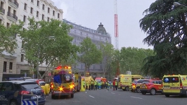 Една жертва и 11 ранени след срутване на скеле в испански хотел