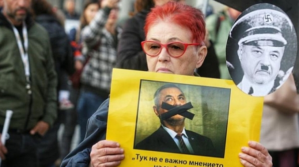 Трети ден на протест пред МС за оставката на Валери Симеонов