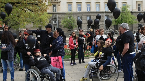 Майките на деца с увреждания на протест срещу Валери Симеонов