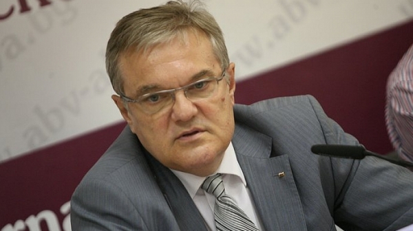 Румен Петков иска оставката на Валентин Радев