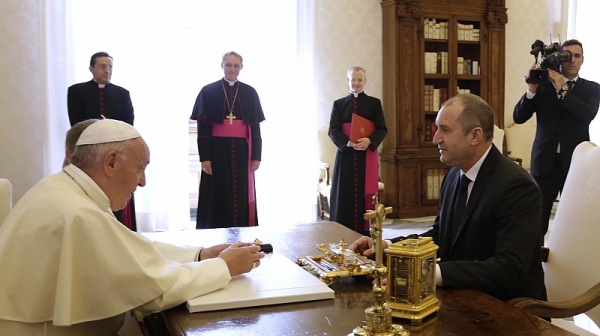 Радев: Папа Франциск избра да е гласът на слабите и онеправданите