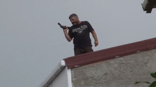 Паника в Истанбул: Мъж с пушка откри огън по минувачите от покрива на сграда