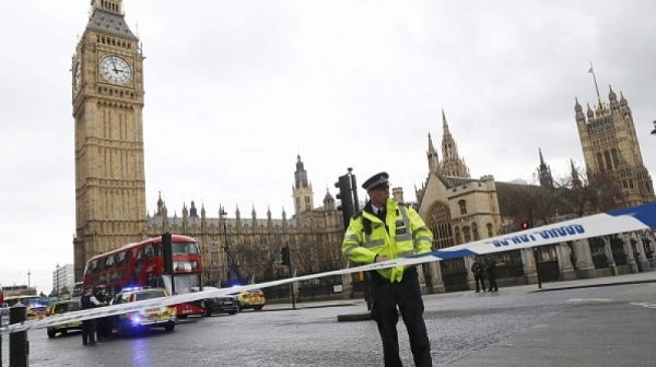 ИЗВЪНРЕДНО: Евакуираха парламента в Лондон заради опасност от пожар