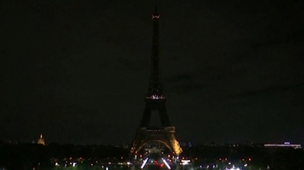 Айфеловата кула потъна в мрак в памет на Жак Ширак