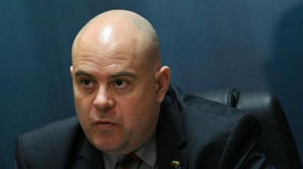Демократична България иска оставката на Гешев поради пълна етична и професионална непригодност
