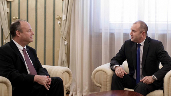 Президентът Радев връчва ”Стара планина” на посланик Рубин