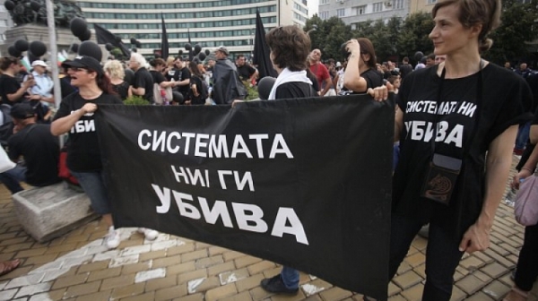 Протестиращите майки блокираха движението около паметника на Левски в София