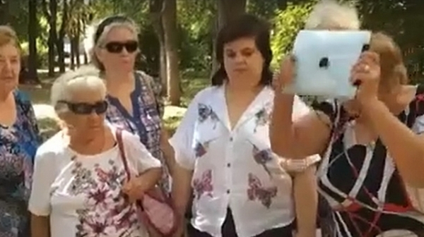 Руски баби изгарят айфони в защита на Путин