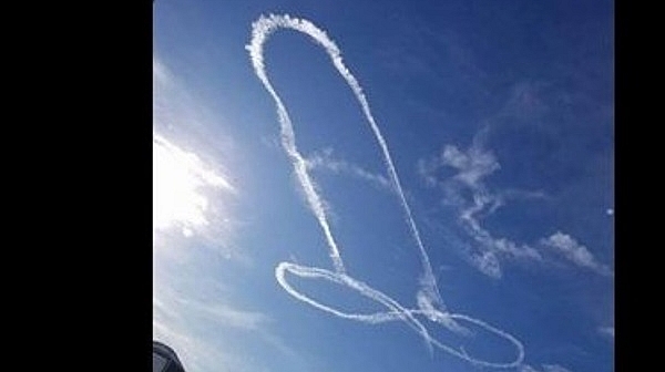 US пилоти нарисуваха пенис в небето, разследват ги