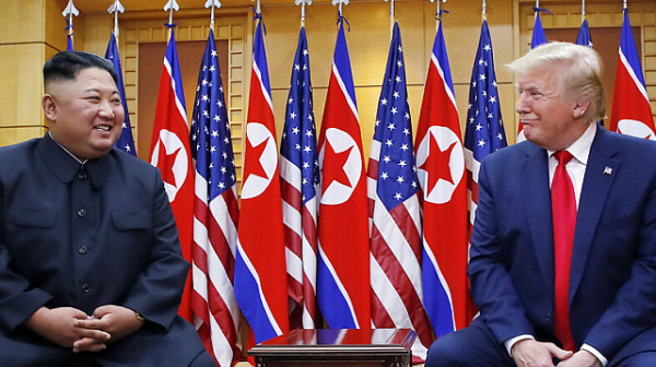 Тръмп и Ким Чен-ун се срещнаха в зоната между двете Кореи