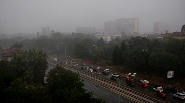 Гръмотевична буря и дъжд в София