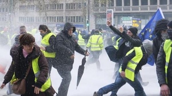 Бой, арестувани и пожари в Париж