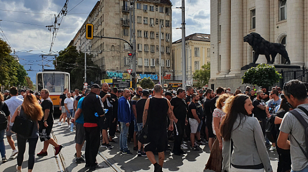 Батки и роми нахлуха на протеста на БОЕЦ, викат и провокират /снимки/