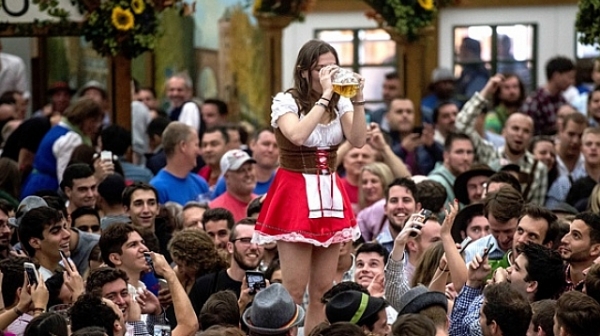 Пиво се лее на „Октоберфест” в Мюнхен