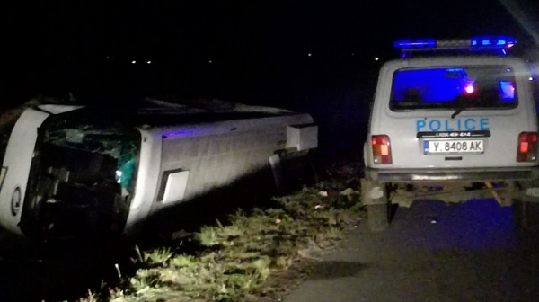 Пътнически автобус се преобърна в посока Бургас, 13 изпочупени