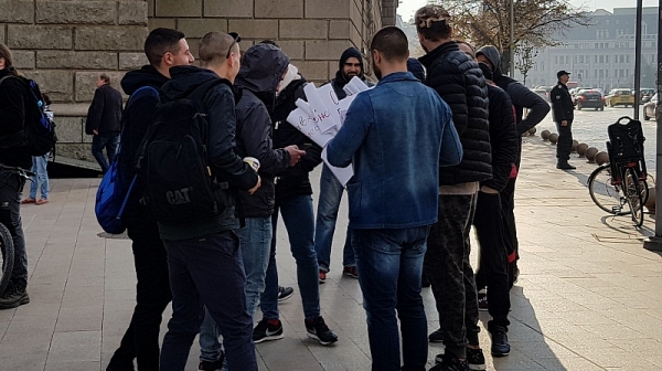 Само във Фрог: Яки мъжаги с качулки се внедриха в протеста на журналистите