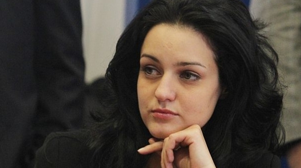 Почернена майка към Калина Крумова: Не те ли е срам за взетите пари, къде ти е експертизата?