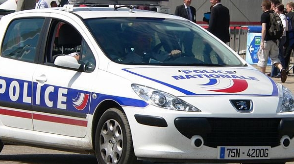 Кола връхлетя върху френски военни