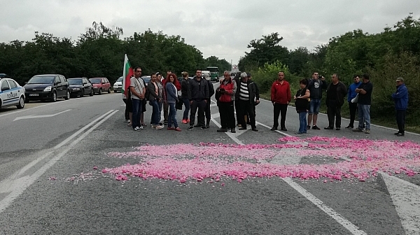 Розопроизводителите на бунт, блокират пътища в Пловдивско /обновена/
