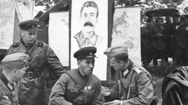 Полша сложи СССР до Хитлер, Москва скочи като ужилена