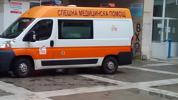Трима ранени при катастрофа между маршрутка и такси в София