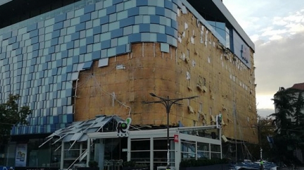 Бурята събори облицовката на мола в Благоевград, центърът е блокиран