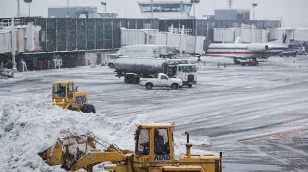 Снегът отмени полети на летище София