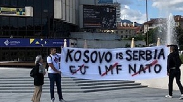 Сърби извадиха плакат пред НДК: ”Косово е Сърбия”