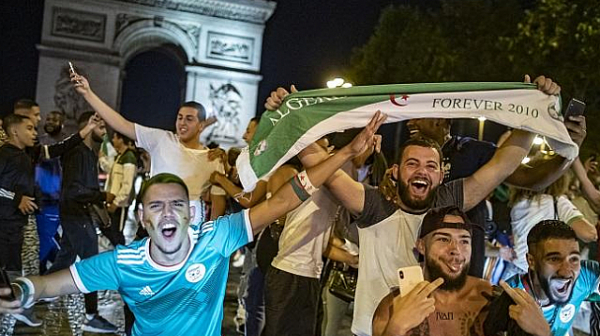 Футболни ултраси срутиха статуя на Шарл дьо Гол във Франция