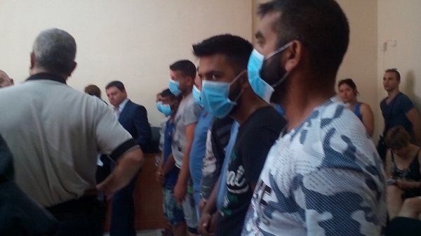 Съдът не пуска от ареста помощниците на ромите биячи от Асеновград