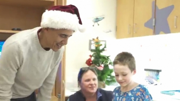Барак Обама раздаде подаръци като Дядо Коледа на болни деца (видео)